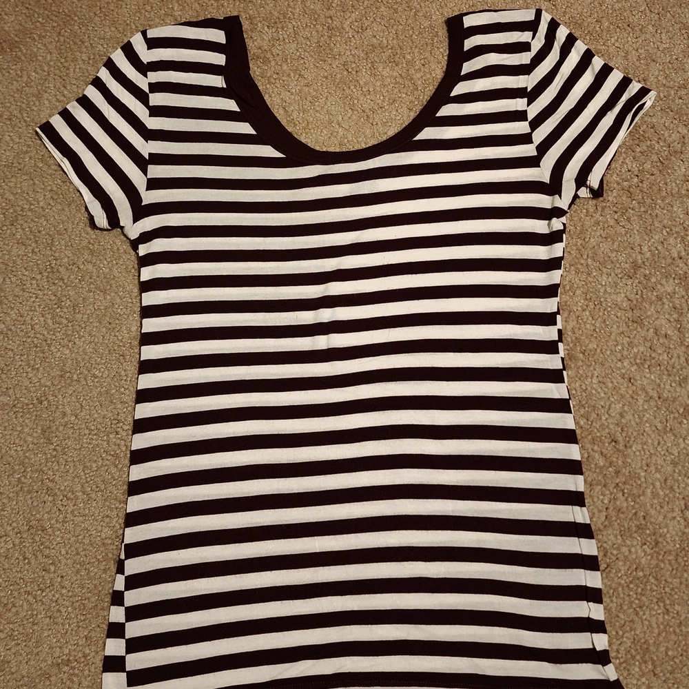 🎀American Dream - Classic Burgandy and White Striped Tee - Junior's Medium🎀